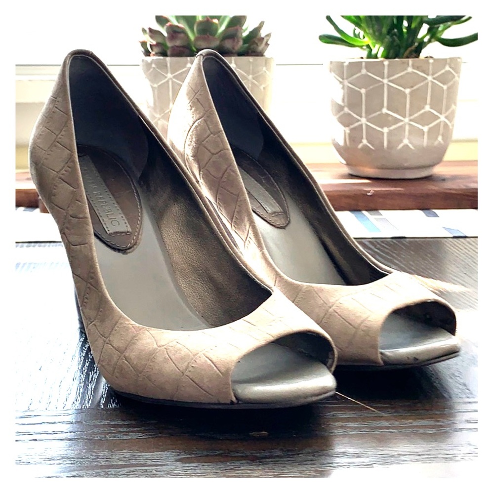 Grey leather BANANA REPUBLIC wedge heels GUC